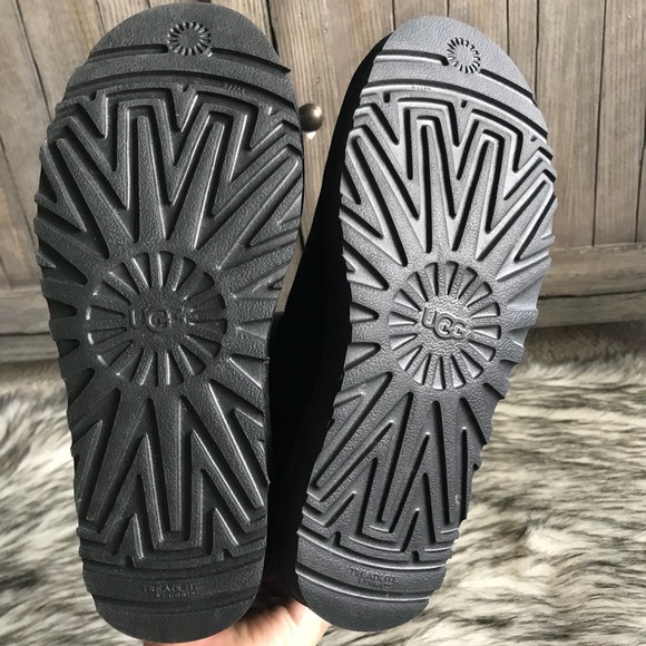 ✨Women’s UGG Classic Short II Boot in Black. ✨ - Picture 5 of 6